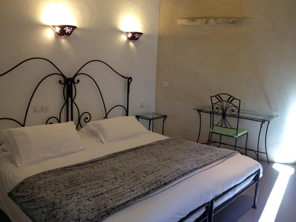 Hotel Lou Caleu Restaurant Le Rocher Des Abeilles Saint-Martin-de-Castillon Værelse billede