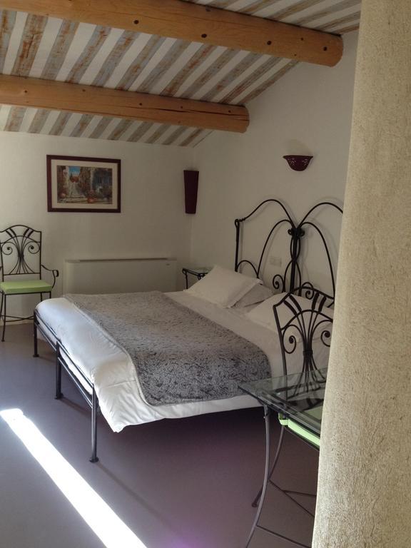 Hotel Lou Caleu Restaurant Le Rocher Des Abeilles Saint-Martin-de-Castillon Værelse billede