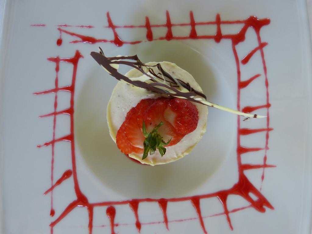 Hotel Lou Caleu Restaurant Le Rocher Des Abeilles Saint-Martin-de-Castillon Eksteriør billede